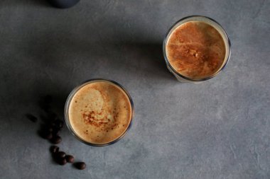 Sabahleyin koyu arka planda soğuk taze sütle karıştırılmış kirli latte kahve. Kahve dükkanı..