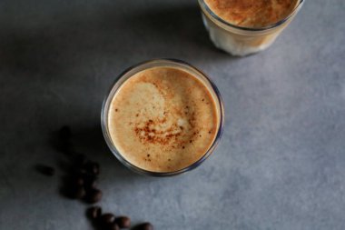 Sabahleyin koyu arka planda soğuk taze sütle karıştırılmış kirli latte kahve. Kahve dükkanı..