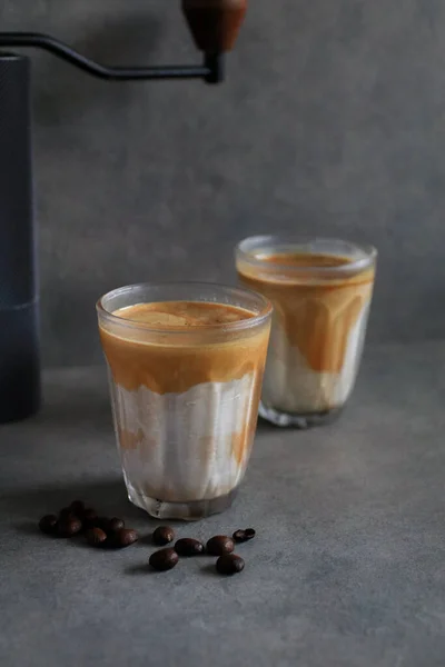 Café Con Leche Sucia Mezclado Con Leche Fresca Fría Mañana —  Fotos de Stock