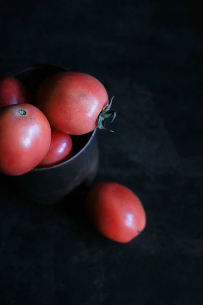 Tomates Vermelhos Fundo Escuro Comida Saudável Natural Orgânica Tomates Crus — Fotografia de Stock