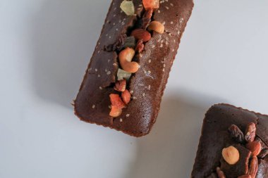 Sağlıklı muzlu ekmek ya da beyaz masada kahvaltıda fındıklı kek. Ev yapımı lezzetli hamur işleri. Üst görünüm, alanı kopyala.