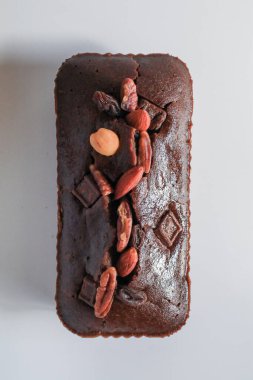 Sağlıklı muzlu ekmek ya da beyaz masada kahvaltıda fındıklı kek. Ev yapımı lezzetli hamur işleri. Üst görünüm, alanı kopyala.