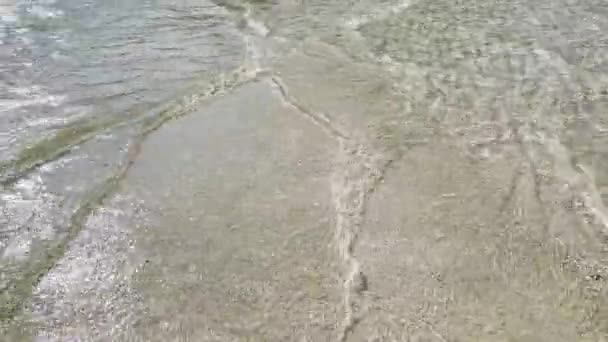 Welle Aus Dem Abgetrennten Meer Schöner Aktueller Strand Mit Weißem — Stockvideo