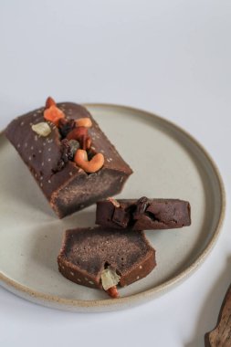 Beyaz arka planda fındıklı muzlu ekmek. Ev yapımı lezzetli hamur işleri. Üst görünüm, kapatma, kopyalama alanı.