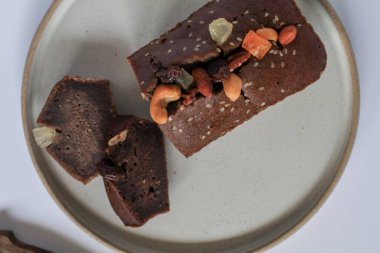 Beyaz arka planda fındıklı muzlu ekmek. Ev yapımı lezzetli hamur işleri. Üst görünüm, kapatma, kopyalama alanı.