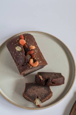 Beyaz arka planda fındıklı muzlu ekmek. Ev yapımı lezzetli hamur işleri. Üst görünüm, kapatma, kopyalama alanı.