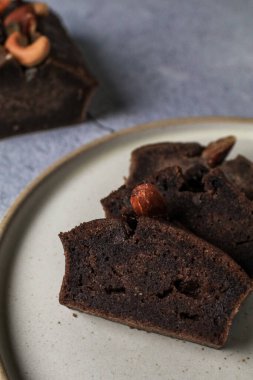 Gri arka planda fındıklı ev yapımı muzlu ekmek. Sağlıklı tatlı konsepti. Üst görünüm, kapatma, kopyalama alanı.