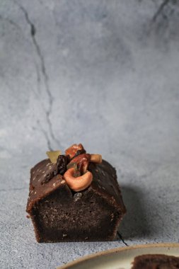 Gri arka planda fındıklı ev yapımı muzlu ekmek. Sağlıklı tatlı konsepti. Üst görünüm, kapatma, kopyalama alanı.