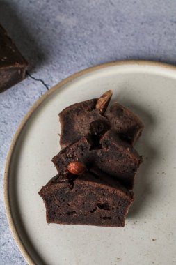 Gri arka planda fındıklı ev yapımı muzlu ekmek. Sağlıklı tatlı konsepti. Üst görünüm, kapatma, kopyalama alanı.