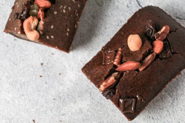 Gri arka planda fındıklı muzlu ekmek. Sabah kahvaltısı. Sağlıklı beslenme için yakın görüş tarifleri.