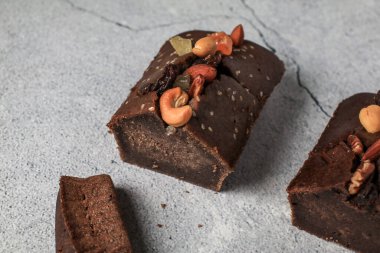 Gri arka planda fındıklı muzlu ekmek. Sabah kahvaltısı. Sağlıklı beslenme için yakın görüş tarifleri.