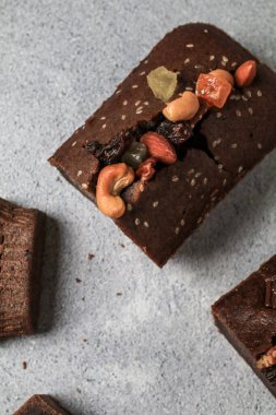 Gri arka planda fındıklı muzlu ekmek. Sabah kahvaltısı. Sağlıklı beslenme için yakın görüş tarifleri.