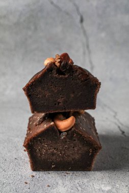 Gri arka planda fındıklı muzlu ekmek. Sabah kahvaltısı. Sağlıklı beslenme için yakın görüş tarifleri.