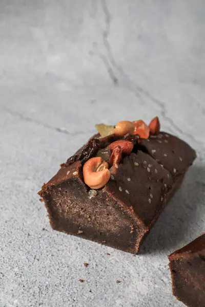 Gri arka planda fındıklı muzlu ekmek. Sabah kahvaltısı. Sağlıklı beslenme için yakın görüş tarifleri.