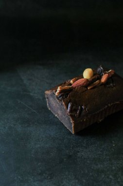 Koyu arkaplanda cevizli ev yapımı muz ekmeği. Metin için yer, kopyalama alanı.