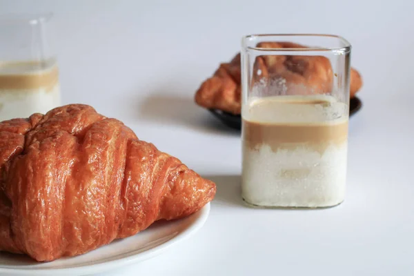 Meleg Friss Vajas Croissant Kávéval Reggelire Francia Amerikai Croissant Sült — Stock Fotó