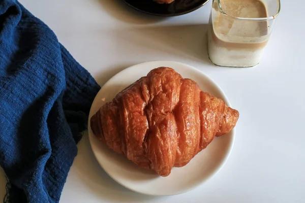 Croissants Mantequilla Fresca Caliente Con Café Para Desayuno Croissants Franceses — Foto de Stock