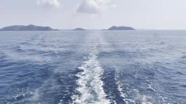 Teknenin arkasından dalgalar denizin yüzeyinde dalgalar. Bir geminin arkasından görünüm.