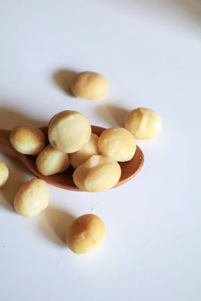 Macadamia Nüsse Holzlöffel Auf Weißem Hintergrund Gesundes Produkt Macadamia Nüsse — Stockfoto