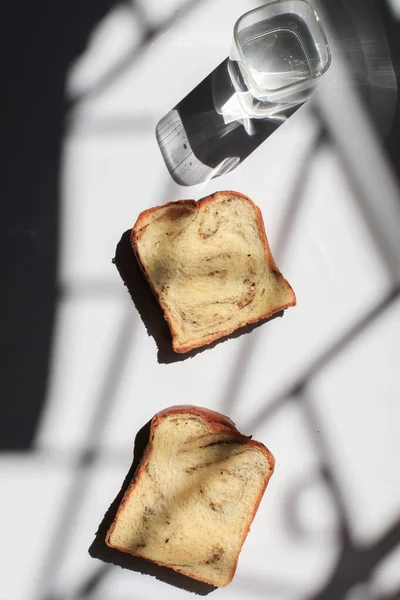 Pencereden Sabah Beyaz Arka Planda Dilimlenmiş Siyah Mantar Peynirli Brioche — Stok fotoğraf