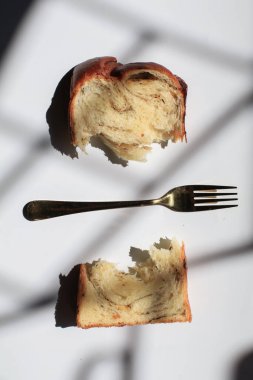 Pencerenin altından beyaz arka planda siyah trüf ve peynirli Brioche ekmeği. Lezzetli ekmekle birlikte fırın içeriği. Hamur işleri.