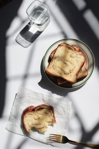 Pencerenin Altından Beyaz Arka Planda Siyah Trüf Peynirli Brioche Ekmeği — Stok fotoğraf