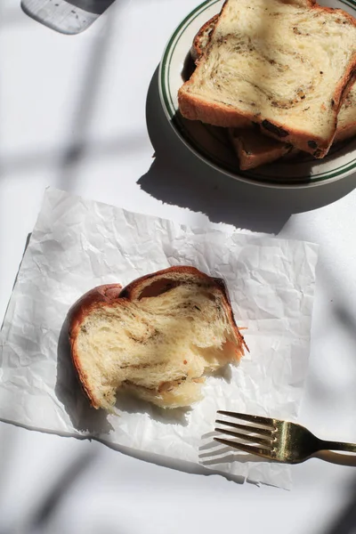 Μαύρη Τρούφα Και Τυρί Ψωμί Brioche Λευκό Φόντο Κάτω Από — Φωτογραφία Αρχείου