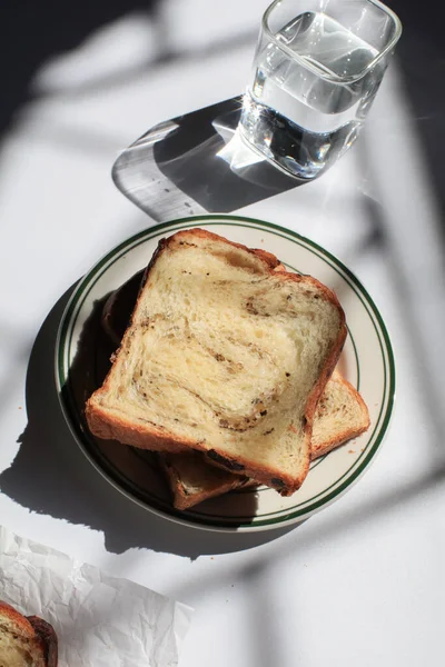 Pencerenin Altından Beyaz Arka Planda Siyah Trüf Peynirli Brioche Ekmeği — Stok fotoğraf