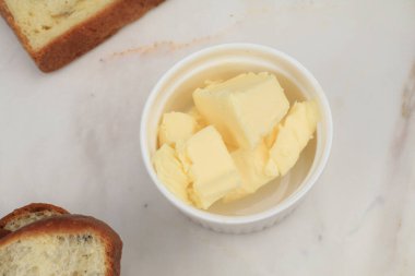 Beyaz arka planda tereyağı parçaları. Çiftlik ürünleri. Seçici odak.