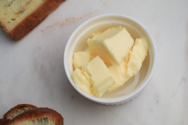 Beyaz arka planda tereyağı parçaları. Çiftlik ürünleri. Seçici odak.