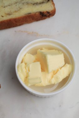 Beyaz arka planda tereyağı parçaları. Çiftlik ürünleri. Seçici odak.