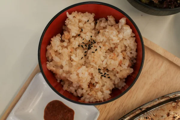 Kasede sarımsaklı pilav. Japon ev yapımı sağlıklı gıda konsepti.