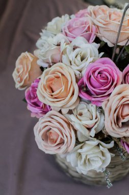 Klasik bir havası olan güzel bahçe gülleri. Karanlık arka planda çiçekler, yumuşak ve romantik. Yakın plan..