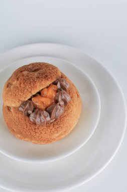 Lezzetli ev yapımı choux pastanın yanında muhallebi ve Marian Plum veya Mayongchid. beyaz arkaplan