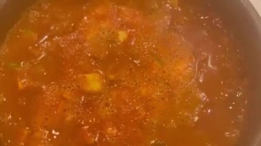 Sıcak kil kapta servis edilen Kimchi Tofu Çorbası 'nı kapat. Kimchi jjigae, Kore ulusal yemeği sebzeli baharatlı çorba.,