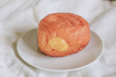 Beyaz arka planda kremalı limon tozlu çörekler. Metnin için boşluk kopyala. Abur cubur ve tatlı..