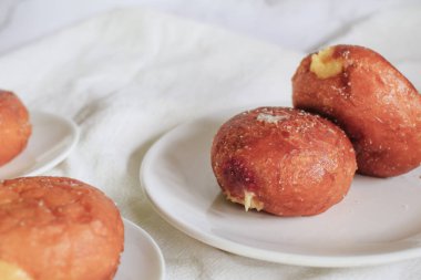 Beyaz arka planda kremalı limon tozlu çörekler. Metnin için boşluk kopyala. Abur cubur ve tatlı..