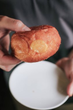 Beyaz tabakta kremalı limon tozlu el yapımı donut. Metnin için boşluk kopyala. Abur cubur ve tatlı..