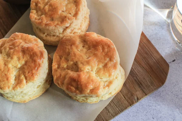 Zelfgemaakte Scones Houten Snijplank Witte Achtergrond Onder Ochtendzonlicht Verse Lekker — Stockfoto