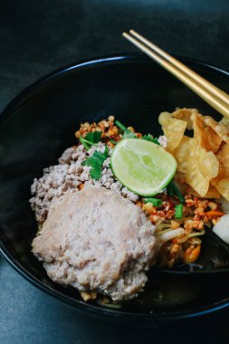 Baharatlı Tomyum Thai erişte çorbası limon, biber, kişniş, limon otu. Tayland eriştesi sokak yemeği.