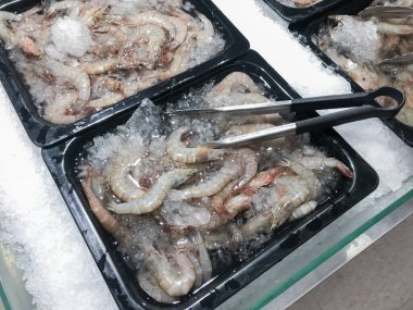 Buzlu taze karidesler. Balık pazarındaki deniz ürünleri. Mutfak yemeği konsepti.