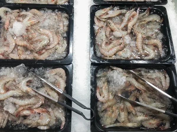 Buzlu taze karidesler. Balık pazarındaki deniz ürünleri. Mutfak yemeği konsepti.