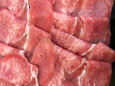 Kırmızı et dilimini kapat. Lezzetli taze etin dokusu ya da arka planı. Shabu shabu ve sukiyaki pişirmeye hazır.