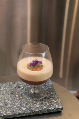 Kahveye dayalı espresso kokteyli ve ahşap arka planda meyve suyu. Yaratıcı yeni egzotik kokteyl soğuk kahve ve meyve suyu karışımı..