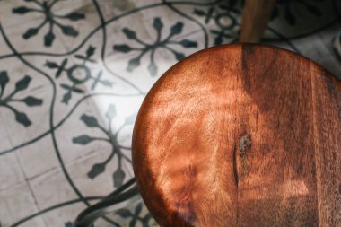 Güneş ışığı altında klasik ahşap sandalye. Çatı katı tarzı mobilyalar. Yüzey.