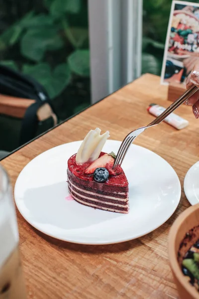 Delicious Homemade Red Velvet Fresh Berries Slice Plate Dessert Sweet — Fotografia de Stock