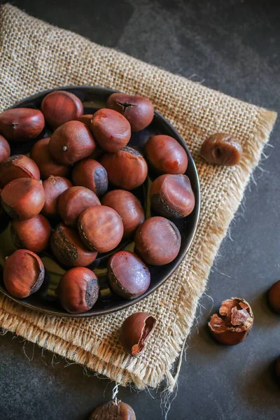 Chestnuts Black Bowl Grey Background Pile Fresh Chestnuts Ready Roast — Foto Stock