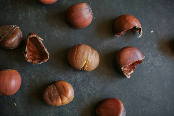 Chestnuts Dark Grey Background Pile Fresh Chestnuts Ready Roast Top — Foto Stock