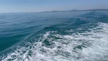 Suyun yüzeyinde deniz manzaralı bir gemi var. Okyanusta yüzen sürat teknesi.