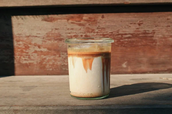 Kaffee Mit Milch Unter Sonnenlicht Auf Holzgrund Licht Und Schatten — Stockfoto